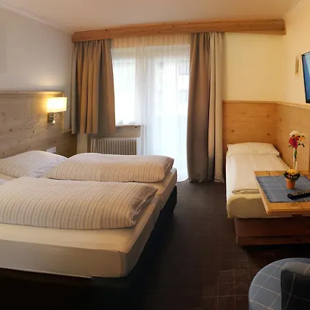 Hotel Garni Entstrasser 3*