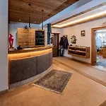 恩斯特拉瑟加尔尼酒店 酒店